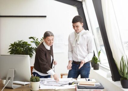 žena mentor uvodi u posao mladjeg kolegu